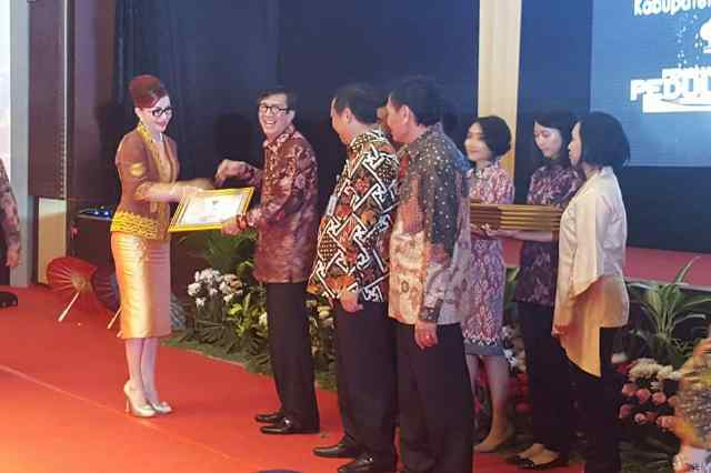 Tetty Terima Penghargaan Dari Kemenkum-HAM